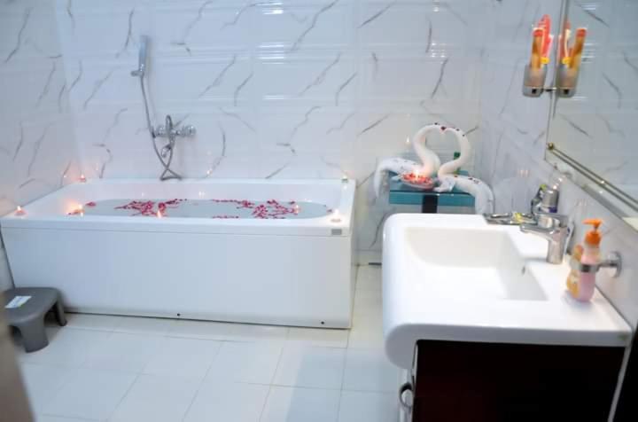 Le Leisure Otel Allāhābād Junction Dış mekan fotoğraf